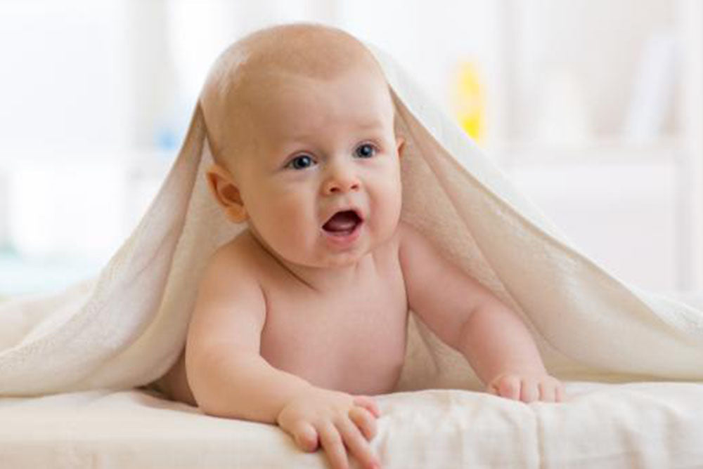 cuidado del bebé. crema hidratante bebé